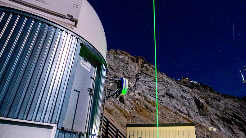 Die beiden Lidar-Laser auf dem Schneefernerhaus messen Aerosoldichte und Wasserdampfkonzentration in Atmound Stratosphäre.