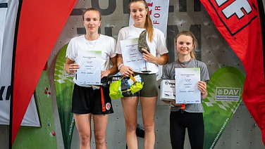 Das Podium der Bayerischen Meisterschaft Lead: Lara Lechner in der Mitte (1.Platz), Anna Lechner (links; 2. Platz), Jasmin Schröder (rechts; 3. Platz)