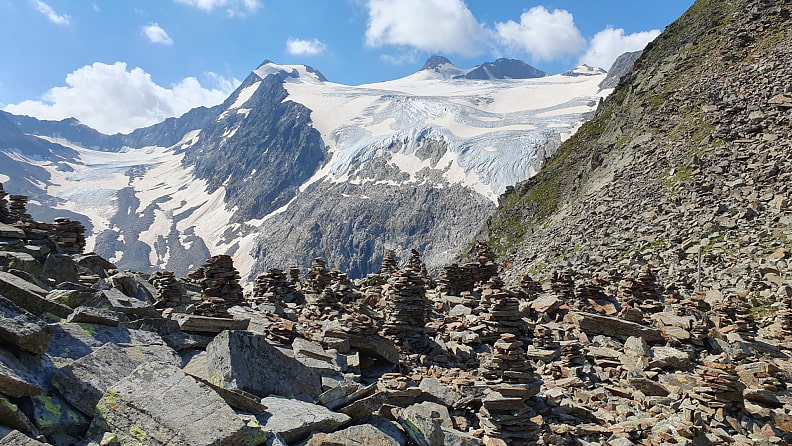 Am Peiljoch (2672 m), welches wir überqueren, gibt es ein ganzes Dorf mit Steinmännchen.