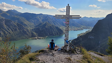 Aussichtsreicher S2 Trail zum Idrosee während unserer Klettern + MTB Tour.