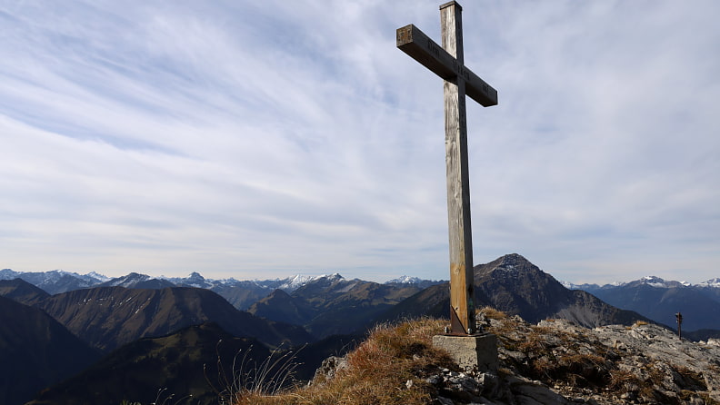 Wir haben einen guten Blick auf die umliegenden schneebedeckten Berge ...