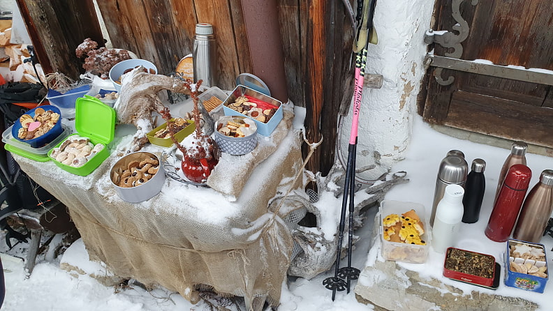 An einer windgeschützten Stelle lassen wir bei Plätzchen und Glühwein Vorweihnachtsstimmung aufkommen.