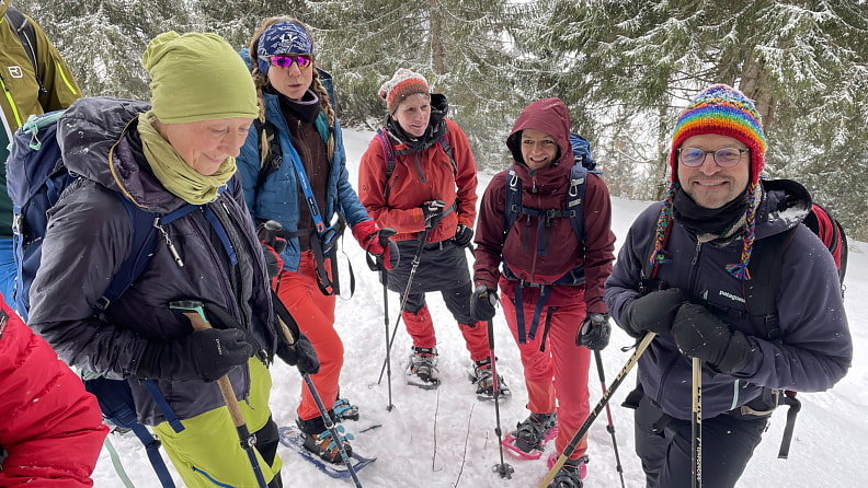 Beim steilen Aufstieg wurde es allen dann aber recht schnell warm und auch der leichte Schneefall konnte die gute Laune der Gruppe nicht beeinträchtigen.