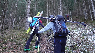 Aufstieg durch tiefen Neuschnee zum Bernadeinkopf. (Später kam dann schon noch Schnee.) Abfahrt über die Piste.