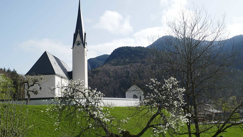 Das Wahrzeichen von Kreuth: die Kirche St. Leonhard