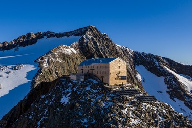 Becherhaus mit Signalgipfel und Wildem Freiger im Hintergrund