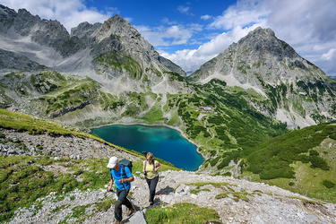 Beim Aufstieg zum Tajakopf öffent sich der Blick zur Coburger Hütte und den Drachensee