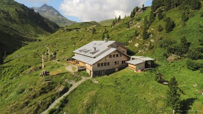 Neue Bamberger Hütte, im Hintergrund Tristkopf