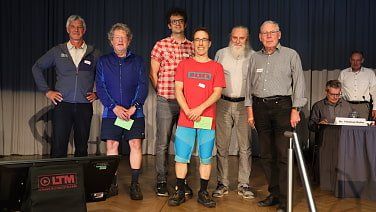 Vorsitzender Manfred Zink (ganz links) zeichnete die Jubilare (v. l. n. r.) für ihr Ehrenamt aus: Dr. Georg Kaiser (20 Jahre Naturschutzreferent), Johannes Melcher (fünf Jahre Gruppenleiter Rockies), Flo Reitze (zehn Jahre Gruppenleiter Boulder- und Klettertreff), Dr. Heinrich Berger (15 Jahre Gruppenleiter Bergliederstammtisch)
und Manfred Kleeberger (zehn Jahre Gruppenleiter Seniorengruppe). Nicht im Bild: Thomas Höfler (fünf Jahre Gruppenleiter Vorsicht Friends!) und Igor Iwaschur (zehn Jahre Gruppenleiter Club Ushba)